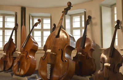 Er glänzt in den Farben von Bernstein und Honig: Der sanierte, mehr als 320 Jahre alte Riesen-Kontrabass aus der Frauenkirche Dresden in der Dauerschau des Musikinstrumenten-Museums Markneukirchen. 