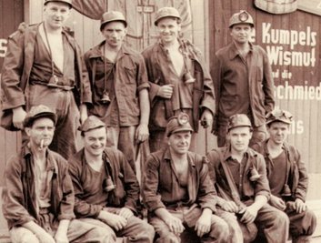 Die Brigade Blum vom Schacht 64 in Schlema Mitte der 1960er-Jahre. 