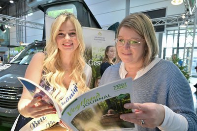 Die Messe „Touristik & Caravaning Leipzig 2024“ – im Bild die Brunnenkönigin aus Bad Elster, Mirjam Häslich, und Besucherin Katrin Hoyer aus Markneukirchen.