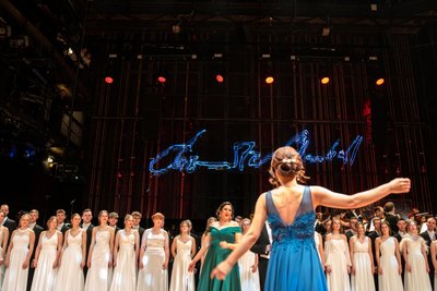 Opernsänger Akiho Tsujii, Tea Trifković und Antonio Gandiaund eröffnen die Tanzfläche beim Chemnitzer Opernball.