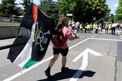 Im Protestzug sind viele Palästinenserflaggen zu sehen.