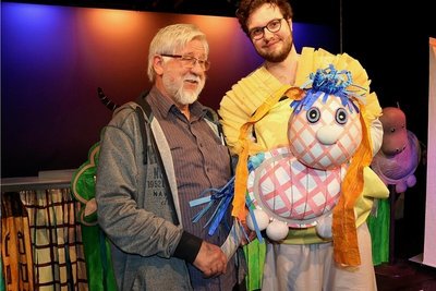 Puppenspieler Heinrich Schulze (links) mit Ersatzmann Konrad Bruno Till und dem "kleinen Ich". 