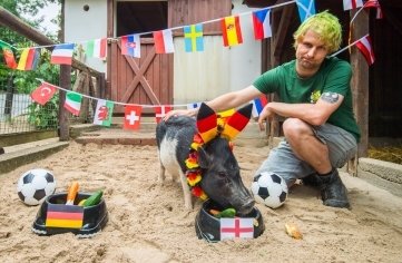 Tierpfleger Peter Hömke und Rudi. 