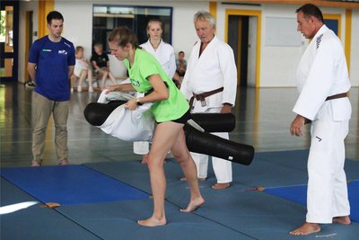 Bei den Rochlitzer Judoka konnten die Gäste sich daran probieren, den „Uke“ auf die Matte zu werfen.