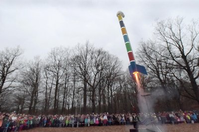 Am Silvesternachmittag starten am Kosmonautenzentrum im Küchwald selbst gebaute Raketen in den Himmel.