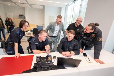 Der zentrale Raum des Bürgerpunktes am Postplatz bietet mehrere Schreibtisch-Arbeitsplätze für die Angestellten des Gemeindlichen Vollzugsdienstes sowie für Polizeibeamte.
