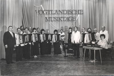 Das Akkordeonorchester Klingenthal Anfang der 1980er Jahre unter der Leitung von Falko Güther (links) bei einem Auftritt zu den Vogtländischen Musiktagen.