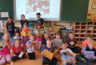 Stolz wie Bolle: Die Jungen und Mädchen der Klasse 1a in Mildenau haben bei der Aktion "Let us Learn" von Unicef mitgemacht. 