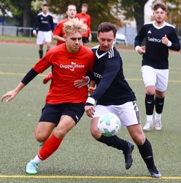 Devon Klitzke vom VfB Annaberg will dem Zwickauer Tim Trautner (r.) den Ball abnehmen. 