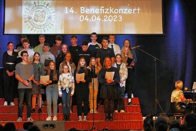 Schüler des Musikkurses der Oberschule "An der Mulde" sangen Stücke von ABBA und Pink. 