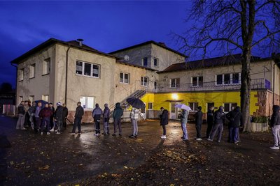 Blick in den Innenhof im Sportpark an der Meeraner Straße in Glauchau: Am Donnerstag bildet sich eine Schlange am Ticketschalter.