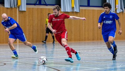 Selbstvertrauen für die Endrunde der Hallenkreismeisterschaft haben die Fußballer des SSV Königshain-Wiederau am vergangenen Wochenende gesammelt. Louis Blüher (M., hier im Spiel gegen Rochlitz) und seine Teamkollegen gewannen den Porphyrcup in Rochlitz. 