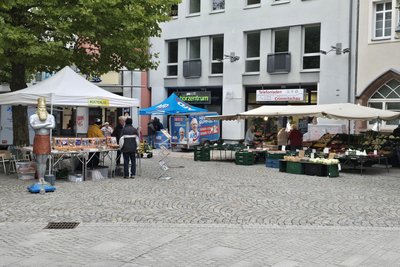 Der Wochenmarkt ist dauerhaft vom Markt auf den Taubenmarkt umgezogen