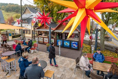 In Seiffen bietet der Sternenmarkt ab dem ersten Oktoberwochenende weihnachtliche Vorfreude.