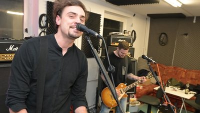 Robert Friedrich (v.) ist Sänger und Gitarrist bei Breakout. 