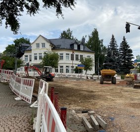 Wie der Niederwürschnitzer Bürgermeister Matthias Anton sagte, seien die Arbeiter bei den weiter oben liegenden Hausanschlüssen auf Fels gestoßen. Darum muss nun mit einer um etwa 3 bis 4 Wochen längeren Bauzeit gerechnet werden.