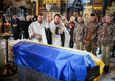 Kiew: Trauernde und Kameraden eines gefallenen Soldaten nehmen bei einer Trauerfeier in der Wladimirkathedrale am Sarg Abschied. 