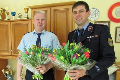 Frank Kiesl (l.) bleibt Ortswehrleiter in Etzdorf, Patrick Hundshammer sein Stellvertreter.