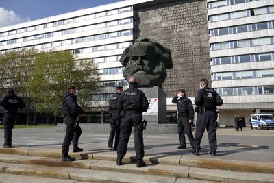 Die Beamten setzten das Versammlungsverbot vor dem Marx-Monument durch.