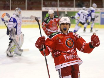 Filip Reisnecker macht das 2:1 für die Eispiraten