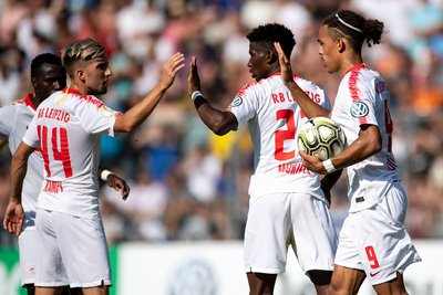 Leipzigs Kevin Kampl (v.l.), Nordi Mukiele und Torschütze Yussuf Poulsen jubeln nach dem Treffer zum 1:1 Ausgleich.