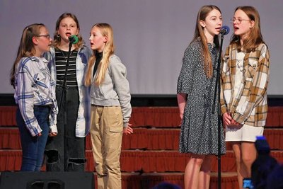 Sängerinnen vom Chor der Oberschule sangen "Kinder an die Macht" von Herbert Grönemeyer. 