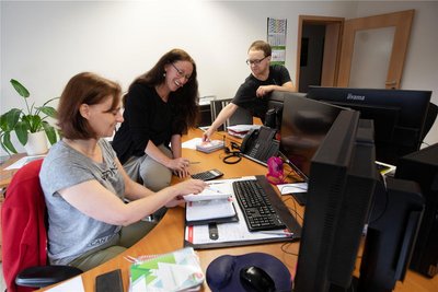 Zufriedenheit am Arbeitsplatz wird bei den Mitarbeitern Susan Fritzsche (von links), Susan Thümmler und Nick Taubner großgeschrieben.