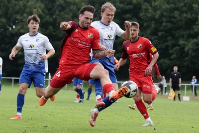 Daniel Heinrich (im Zweikampf links) und Co. haben Luis Werrmann (im Zweikampf rechts) und seinen Mitspielern vom VfB Empor Glauchau das Leben schwer gemacht.