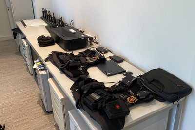 Funktechnik im Bürgerpunkt der Stadt Plauen: Angestellte des Gemeindlichen Vollzugsdienstes und die Revierbeamten nutzen gemeinsam den Polizeifunk.