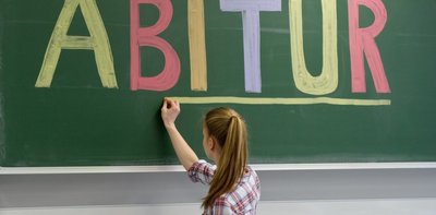Geschafft. Der Abi-Jahrgang 2021 hat seinen Abschluss in der Tasche. Nur wenige fielen durch, in Summe haben die Absolventen einen guten Notendurchschnitt erreicht. Während sie nun zu neuen Ufern, etwa der Uni, aufbrechen, stehen die Schulen weiter vor Herausforderungen.