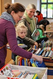 Nach Herzenslust stöbern konnten die Besucher auf dem Bücherflohmarkt in Rochlitz.