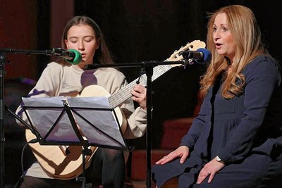 Annabell Döring (r.) und Emilia performten "Teach your Children" von Hanson. 