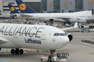 Die Lufthansa ist ein Schwergewicht im europäischen Luftverkehr und fliegt auch oft Leipzig/Halle und Dresden an. Deren Passagiere klagen aber häufig über Verspätungen der Airline mit dem Kranich.
