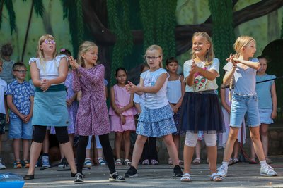 Der Kinderchor aus der Grundschule präsentiert sich beim Familienparkfest.