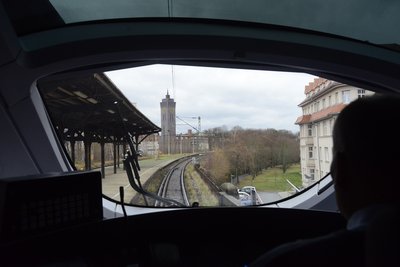 Seltener Blick aus dem Cockpit eines ICE auf den Wirkbauturm in Chemnitz.