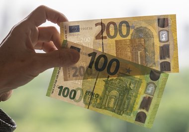  Neue Einhundert- (unten) und Zweihundert-Banknoten werden bei der Bundesbank vorgestellt. Die neuen Scheine verfügen über neuartige Sicherheitsmerkmale und sind schmaler als die bisherigen Scheine. Ende Mai werden 100- und 200-Euro-Scheine mit weiteren Sicherheitsmerkmalen in Umlauf gebracht.