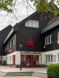 Das Sparkassengebäude am Olbernhauer Gessingplatz. 