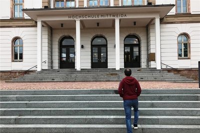 Sayed Monsef vor dem Hauptgebäude der Hochschule. "Im Moment gibt es für uns keine Lösung", sagt er über die Lage seiner Familie. 