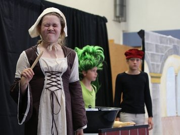 Der kleine Drache Brülee (Kurt Lange) ist der wahre Erfinder der gleichnamigen Creme. Galette, das Küchenmädchen, (Ella Hannemann, vorn) und Ritter Rosa (Emily Grübler, hinten) schlossen Brülee schnell in ihr Herz.