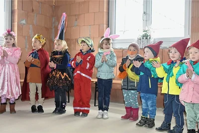 Sie werden den neuen Kindergarten in Landwüst beleben: Die Wirtsbergwichtel ziehen von ihrem bisherigen Domizil am Spitzenteich an die Schönlinder Straße um. Zum Richtfest führten sie ein Programm auf. 