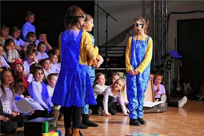 Der Chor der Regenbogen-Grundschule zeigte "Die Minions entdecken die Welt". 