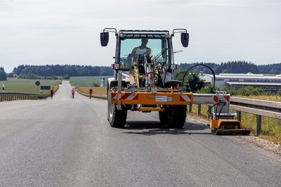 Auf der B 174 zwischen Marienberg und Heinzebank werden noch Restarbeiten erledigt. Foto: Ronny Küttner