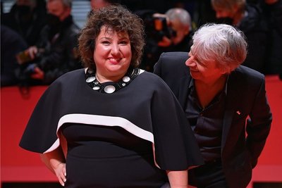 Schauspielerin Meltem Kaptan und Regisseur Andreas Dresen auf dem roten Teppich im Berlinale-Palast. Komikerin Kaptan erhielt für ihre Rolle in Dresens Film "Rabiye Kurnaz gegen George W. Bush" den "Silbernen Bären". 