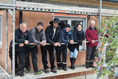 Beim Richtfest für die neue Kita in Landwüst standen auch die Handwerker im Mittelpunkt. Im Foto von links Denny Todt (Dachdecker), Nils Goethel (Zimmermann), André Stark (Zimmermann), Mirko Scholz (Dachdecker), Stefanie Göpf (Planerin) und Karl-Heinz Scholz (Dachdecker). 