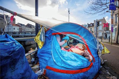 So wie hier in Brüssel schlafen Tausende Asylbewerber in Belgien und den Niederlanden wegen fehlender Plätze in Zelten oder provisorischen Notunterkünften. 