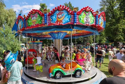 Ein Karussell dreht sich im Park.
