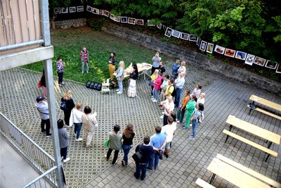 Manche Ausstellungen werden improvisiert, zum Beispiel in einem Hof an der Neefestraße.