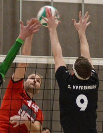 Auerbachs Norman Poller (links, hier gegen Freiberg) ist erst am Wochenende mit der Ü 35 im Einsatz gewesen. Nun wartet schon der nächste Spieltag. 