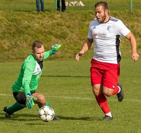 In der Kreisliga Ost eroberte der SV Deutschneudorf die Tabellenspitze. Das 1:0 erzielte dabei Matej Ruzicka, der VfB-Schlussmann Tim Wetzel umkurven und dann ins leere Tor einschieben konnte.