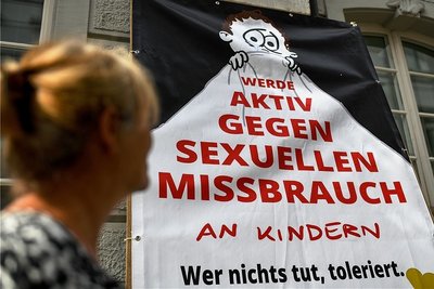 Das Foto zeigt eine Mahnwache der Initiative "Aktiv gegen Missbrauch" in Freiburg, es könnte aber ebenso überall sonst sein. 